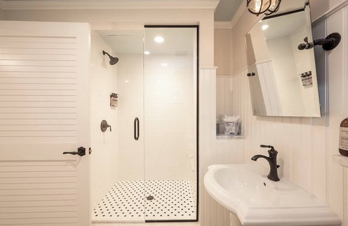 Marathon Hotel | Wreckers House Double Queen Room at Grassy Flats