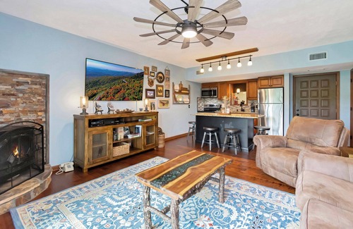 Blowing Rock Condo | Wren 103 | Fireplace, Restaurant, Pool, Spa