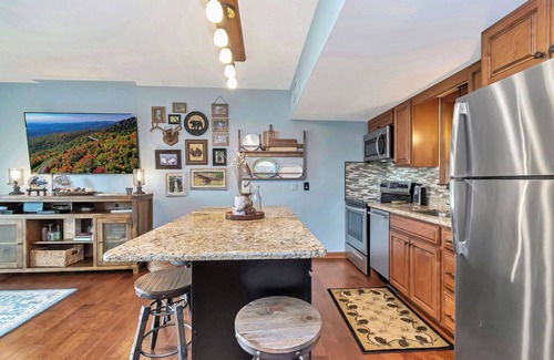 Blowing Rock Condo | Wren 103 | Fireplace, Restaurant, Pool, Spa