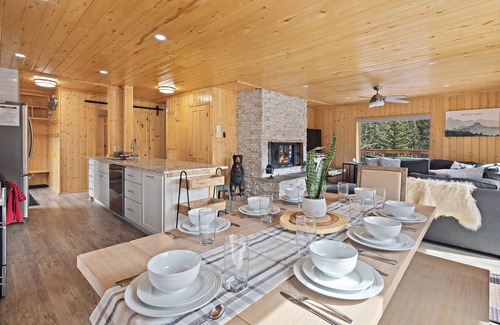 Red River House | "Wright on the River" 5 Star-Riverfront-Large Cabin-WIFI-Firepit-Large Deck