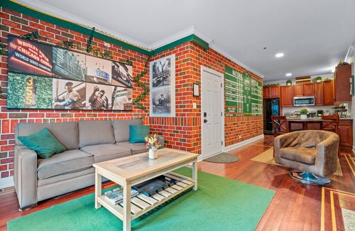Wrigleyville Apartment | Wrigley Field Views & Cubs Vibes – Stay Across the Street!