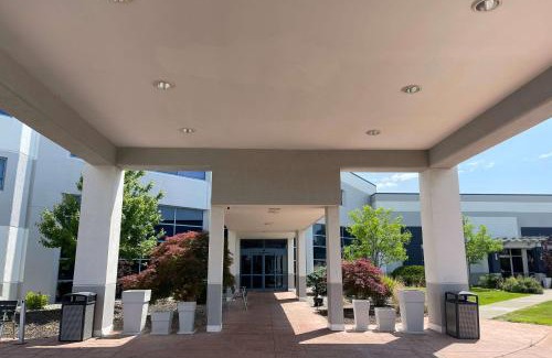 Flint Hotel | Wyndham Flint MI Grand Blanc Bishop Airport Conference Ct