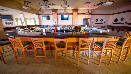 Flint Hotel | Wyndham Flint MI Grand Blanc Bishop Airport Conference Ct