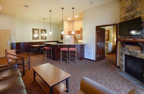 Lake Delton Resort | Wyndham Glacier Canyon ~ EIGHT WRISTBANDS for WATERPARK ~ 2B DELUXE ~ KITCHEN!