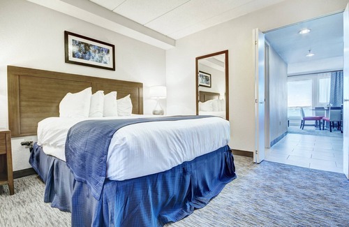 Yachting Village Resort | Wyndham Harbor Front Resort in downtown Newport, One Bedroom Suite