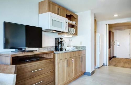 Yachting Village Condo | Wyndham Inn on the Harbor | 1BR/1BA Queen Suite