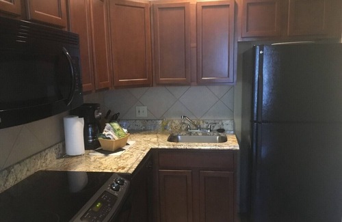 The Point Condo | Wyndham Long Wharf resort, free WiFi, pool, across the street from the harbor!
