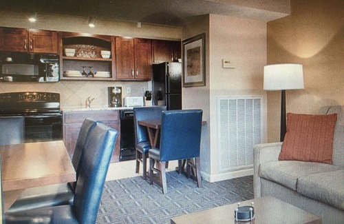 The Point Condo | Wyndham Long Wharf resort, free WiFi, pool, across the street from the harbor!