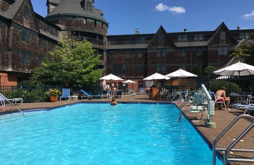 The Point Condo | Wyndham Long Wharf resort, free WiFi, pool, across the street from the harbor!