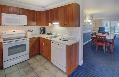 Yachting Village Condo | Wyndham Newport Onshore|2BR/2BA Balcony King Suite