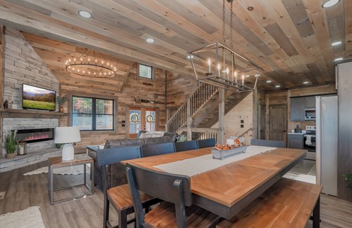 Sevierville Cabin | Wynn's Endless Views: Views*Pool*HotTub*Wifi*Theater*Games*Putt-Putt*FirePit