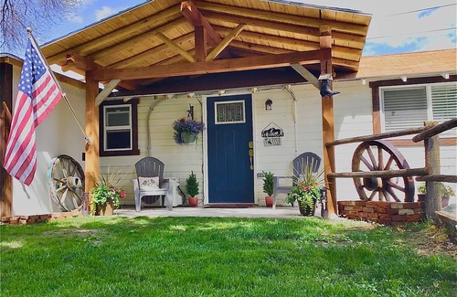 Cody Cottage | “WYNOT BUNKHOUSE”, Western class in a quaint backyard retreat
