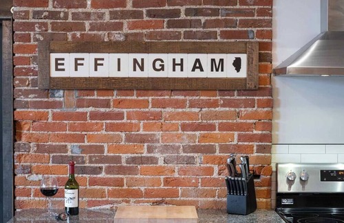 Effingham Apartment | XCHNG Unit A. Luxury Suite., XCHNG. Industrial Executive Loft w/King Bed