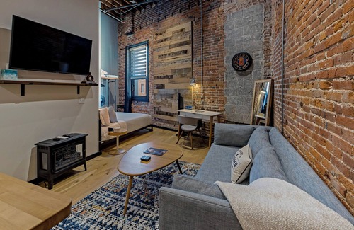 Effingham Apartment | XCHNG Unit D. Studio Apartment in Heart of Downtown, XCHNG Studio