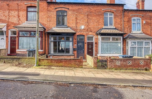 Bloxwich House | Xclusive Living 3 Bedroom House Close to NEC & Birmingham Airport with Free WiF