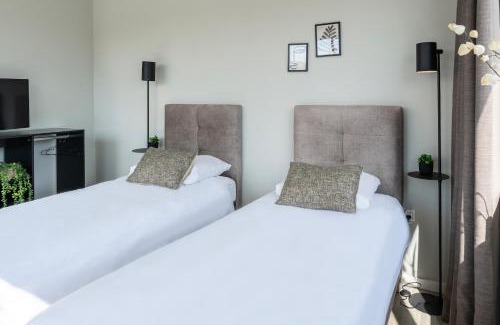 Raamsdonksveer Apartment | Xl Suite With Rain Shower, Aircon At City Center