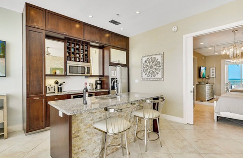 Galveston Condo | XL Terrace, Lazy River, I/O Pools, Game Room, Spa, Beach, Luxury 2/2 Penthouse!