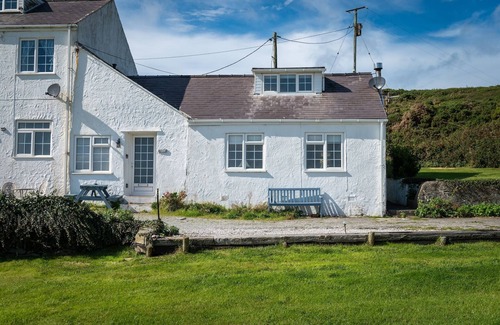 Holyhead Cottage | Y Lleiaf - sleeps 5 guests in 2 bedrooms