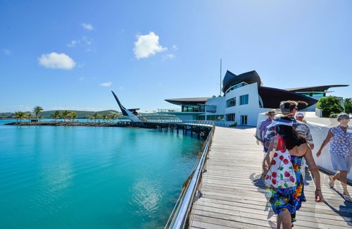 Hamilton Island Villa | Yacht Club Villa 6 Hamilton Island - oceanviews, 2 golf buggies and transfers
