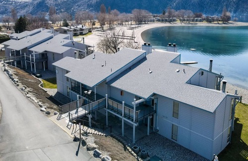 Wapato Point Condo | Yacinde B6 Beachfront and Pool with Loft and Balcony