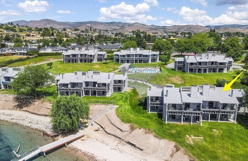 Wapato Point Condo | Yacinde B6 Beachfront and Pool with Loft and Balcony