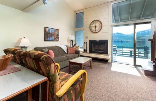 Wapato Point Condo | Yacinde E4 Poolside Condo with Loft, Sleeps 6