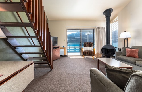 Wapato Point Condo | Yacinde Pool View F5