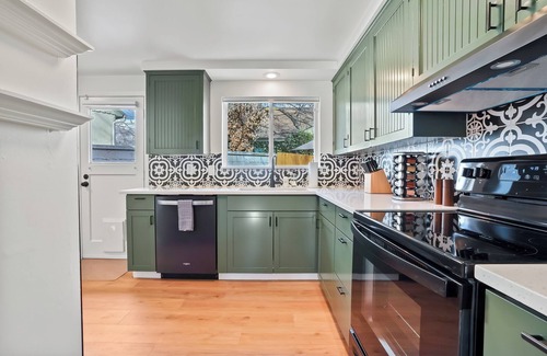 North End House | Yard w/fire pit & grill, king bed, light filled