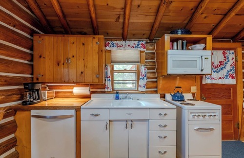 West Yellowstone Cabin | YCC Cabin - Roam Property Management