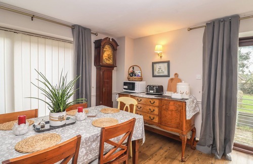 Beaminster Cottage | YEABRIDGE FARM, family friendly, with a garden in Mosterton