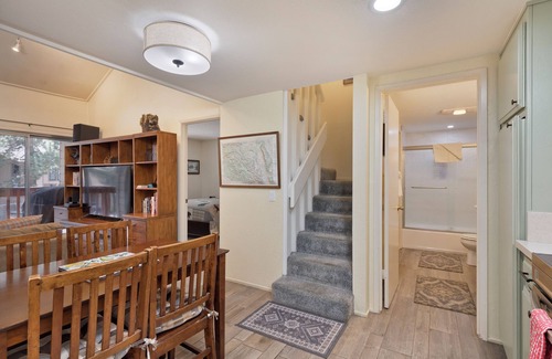 Mammoth Lakes Condo | Year Round Fun! Ski/ High Speed Internet/ Large Screen TV/BBQ/Lakes