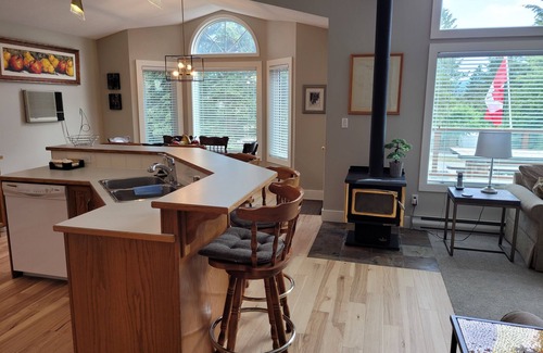 East Kootenay Cabin | Year-Round Getaway in Windermere B.C. - Enjoy the Lake and Mountains!