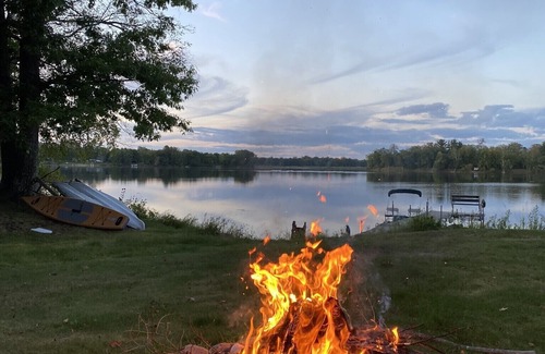 Ironton Cabin | YEAR-ROUND Private, Cozy Lakeside Cabin. Beautiful Views, 2 Boats, Kayak & Canoe