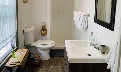 Rockland Apartment | Yellow Door Sunny New England House Apartment in Rockland ME STR22-44