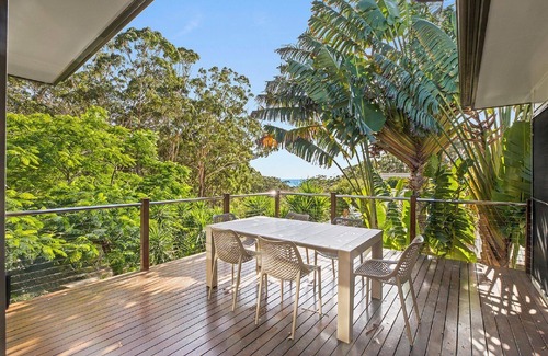 Valla Beach House | Yellow Fin - Close to the beach with ocean glimpse