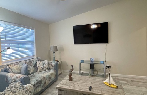 Sand Point Condo | Yellow Sunshine condo close to the beach