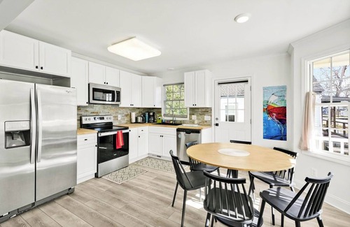 River District House | Yellow Swann cozy cottage minutes from Live Oak Pavilion!
