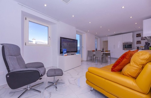 Ronco sopra Ascona Apartment | Yellow view apartment, Ronco sopra Ascona, Switzerland
