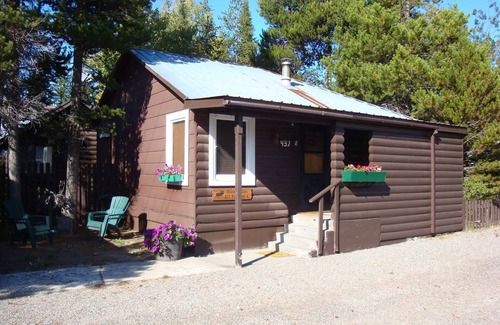 West Yellowstone Cabin | Yellowstone Wildlife Cabins - Moose Cabin Sleeps to 4 - less than a mile to Yellowstone!