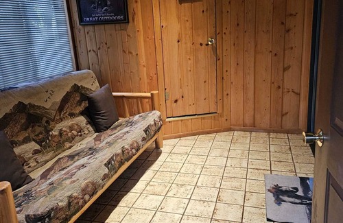 West Yellowstone Cabin | Yellowstone Wildlife Cabins - Bear Cabin - sleeps up to 7 - less than a mile to Yellowstone!