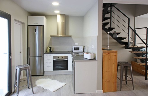 Collblanc y La Torrassa House | Yelow House. House with terrace and private pool. Barcelona. Close to FCB and Fira BCN