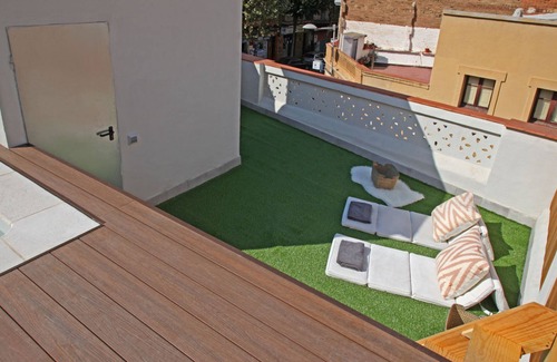Collblanc y La Torrassa House | Yelow House. House with terrace and private pool. Barcelona. Close to FCB and Fira BCN