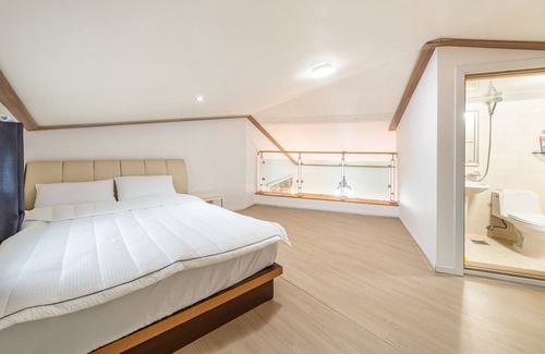 Dolsan-eup House | Yeosu Falling in Blue Ocean View Pension