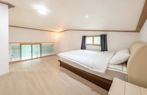 Dolsan-eup House | Yeosu Falling in Blue Ocean View Pension