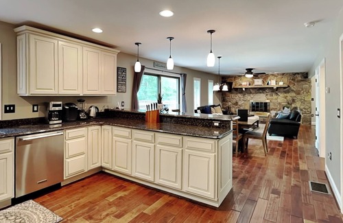 Blakeslee House | Yes Deer | Hot Tub, Near Local Fun!