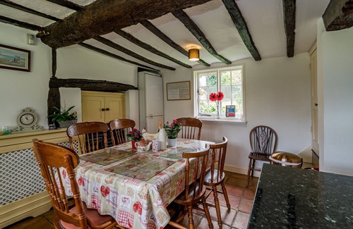Moulsoe Cottage | Yew Tree Cottage- Sleeps 12, Garden & Pet-Friendly