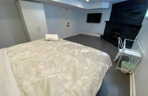 Willowdale House | Yonge and Finch Subway !R Spacious & Stylish Prvt Bdr with Shared Bathroom