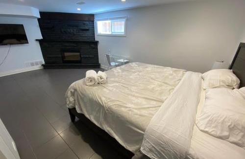 Willowdale House | Yonge and Finch Subway !R Spacious & Stylish Prvt Bdr with Shared Bathroom