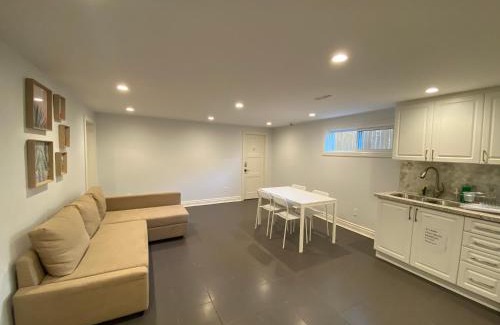Willowdale House | Yonge and Finch Subway !R Spacious & Stylish Prvt Bdr with Shared Bathroom