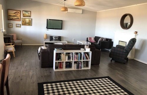 Clinton House | Yoolamardy Terrace - quiet seaside getaway